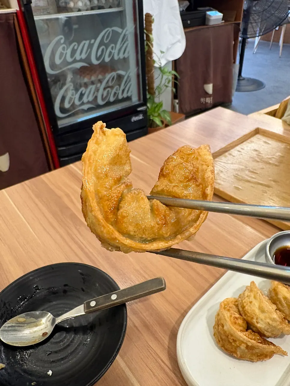 Isian gorengan mandu daging yang dibelah dua