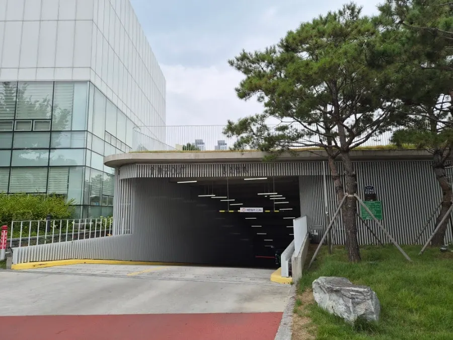Street near Cafe Dong-i Sicheol, close to Sinmae Market public parking lot