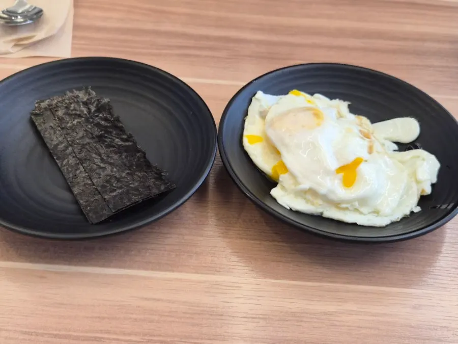 Fried egg and gopchang gim taken from the self-service bar