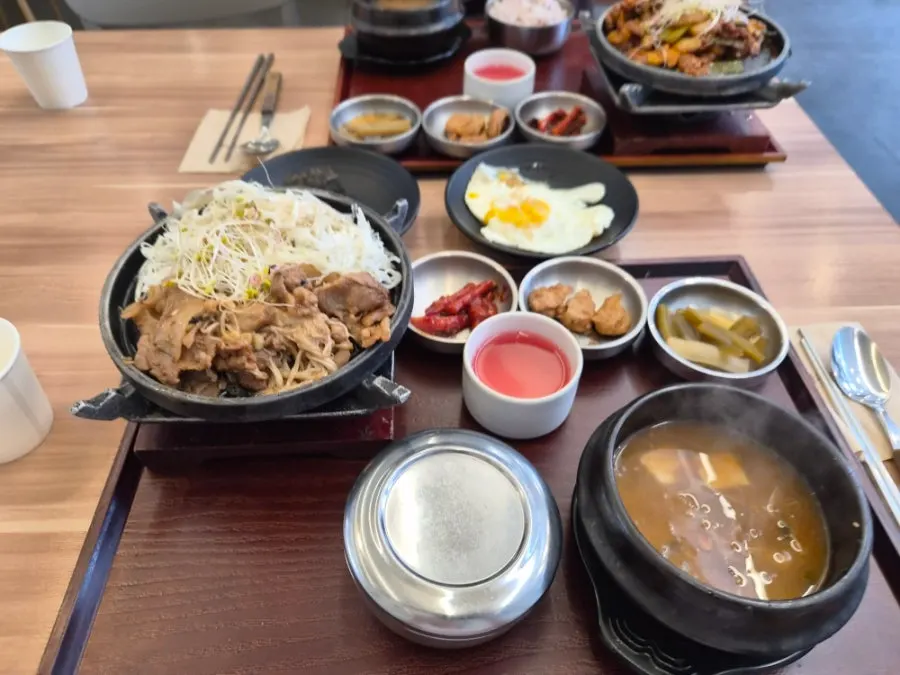 Jikhwa jeyuk served on a tabletop burner