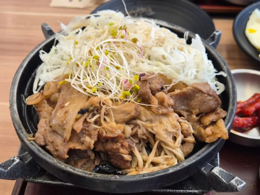 Jikhwa jeyuk and Dong-i bulgogi served together