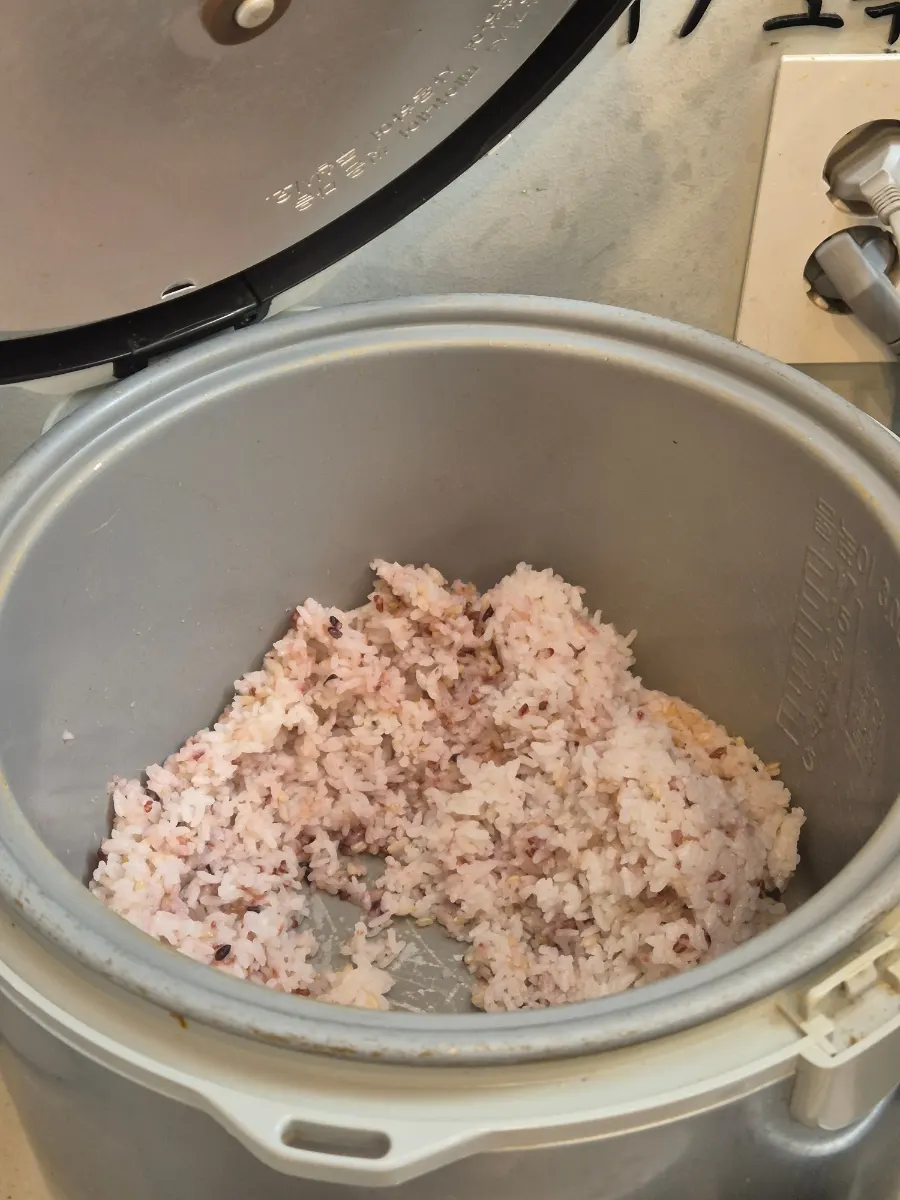 Large rice pot with unlimited five-grain rice