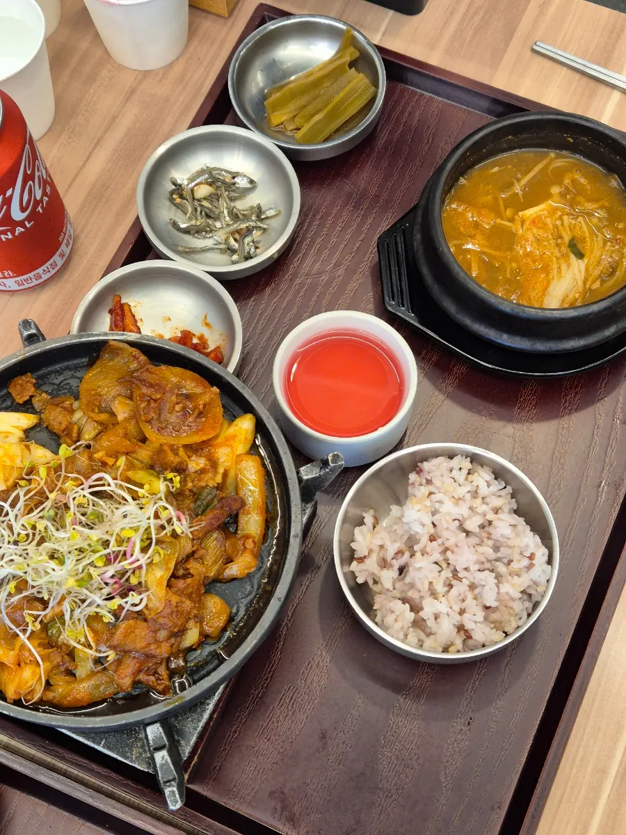 Full spread of the grilled pork jeyuk set