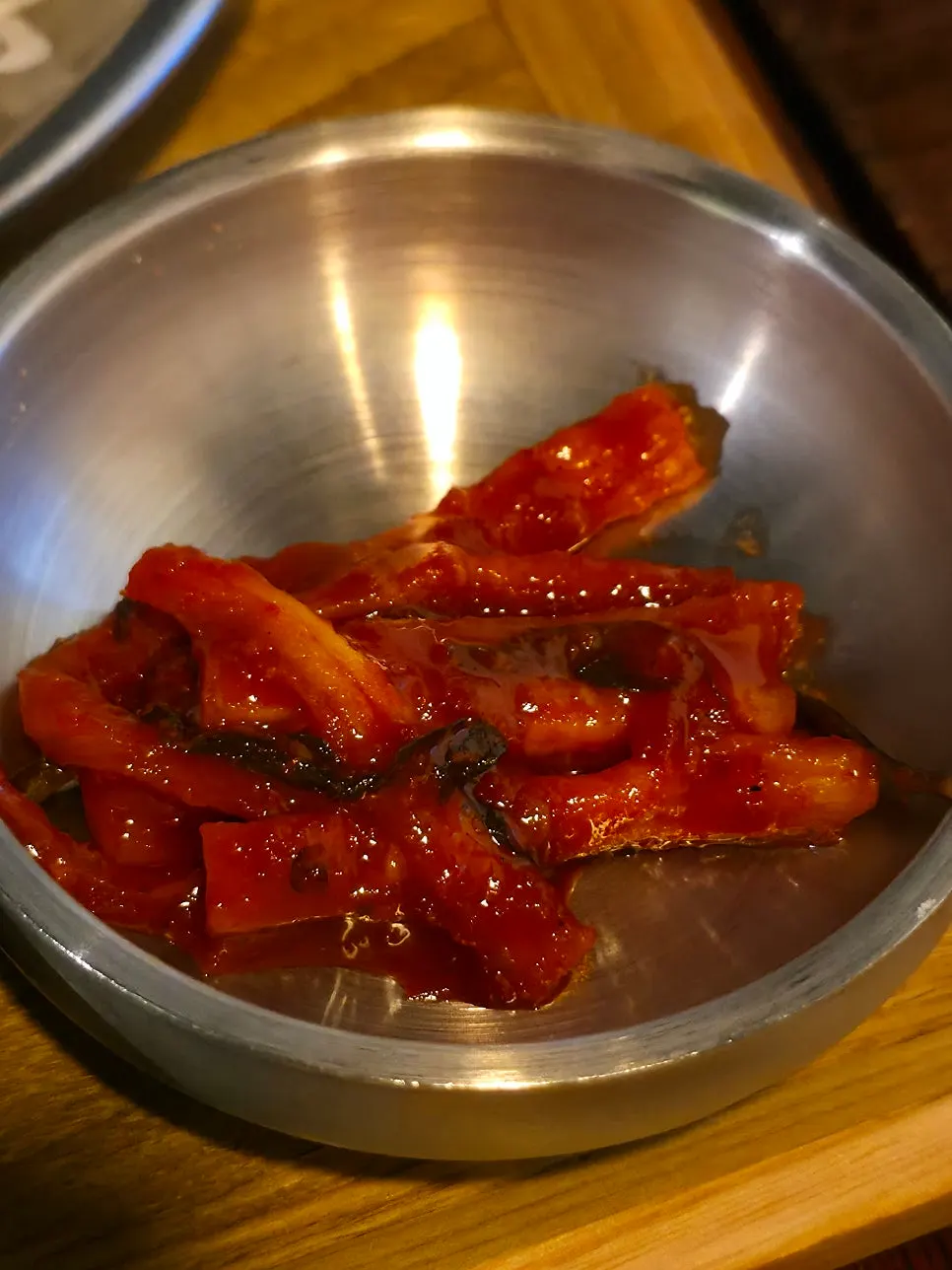 김에 밥과 직화불고기를 싸 먹는 모습