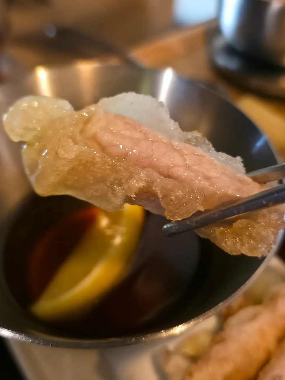 탕수육과 직화불고기 밥상을 함께 차린 테이블