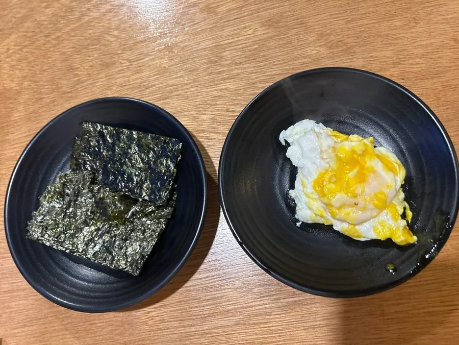 오곡밥과 계란, 김이 놓인 리필바