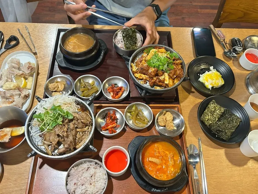 다양한 사이드가 함께 나온 상차림