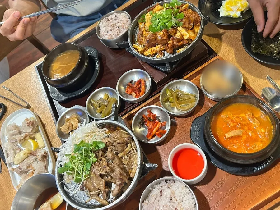 고기 메뉴와 찌개가 함께 놓인 테이블
