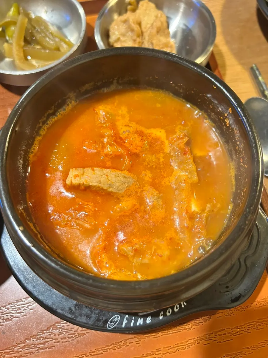 화로 위에서 따뜻하게 유지되는 직화제육볶음