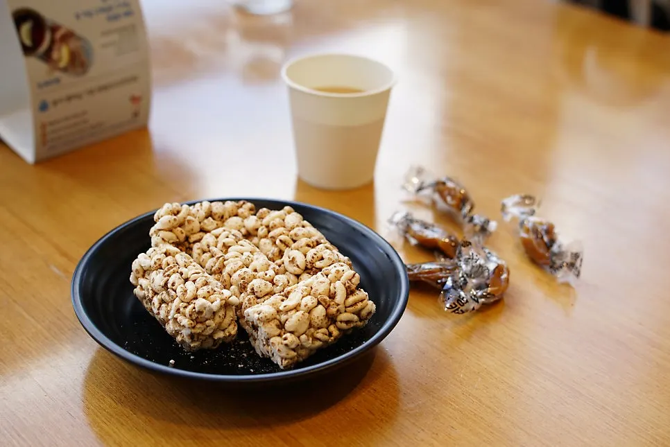 Five-grain yeot, peanut caramel, and heotgae tea