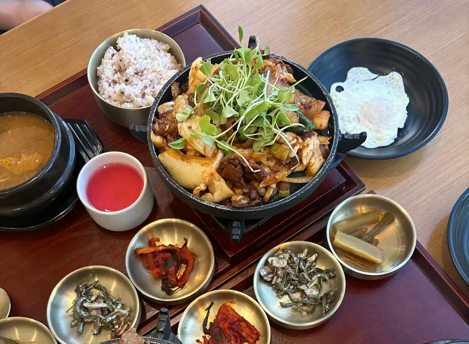 Fried egg, doenjang jjigae, and grilled pork combo