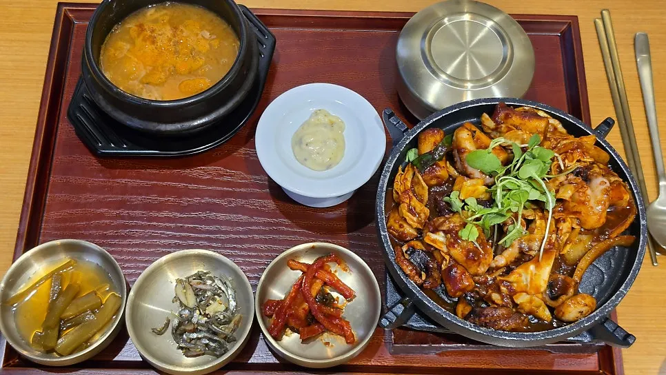 쭈꾸미볶음과 밑반찬 한 상 차림