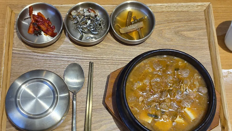 건더기 가득한 우삼겹 된장찌개 뚝배기