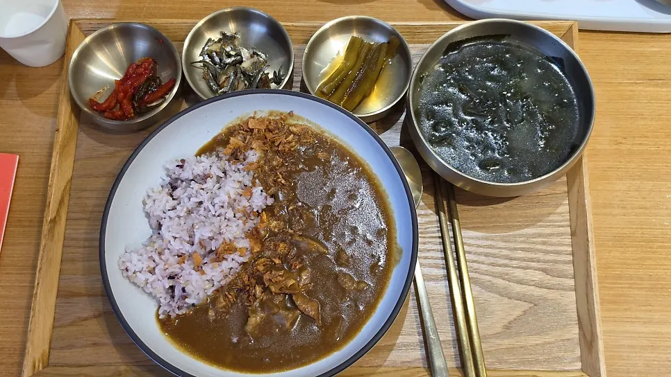 들깨미역국이 함께 나온 어깨살 일식 카레밥상