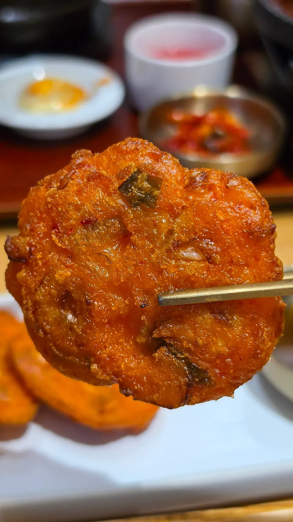 한입 크기로 구워진 바삭한 김치전