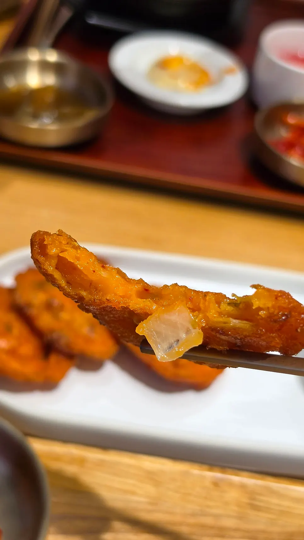 접시에 담긴 김치전 여러 장