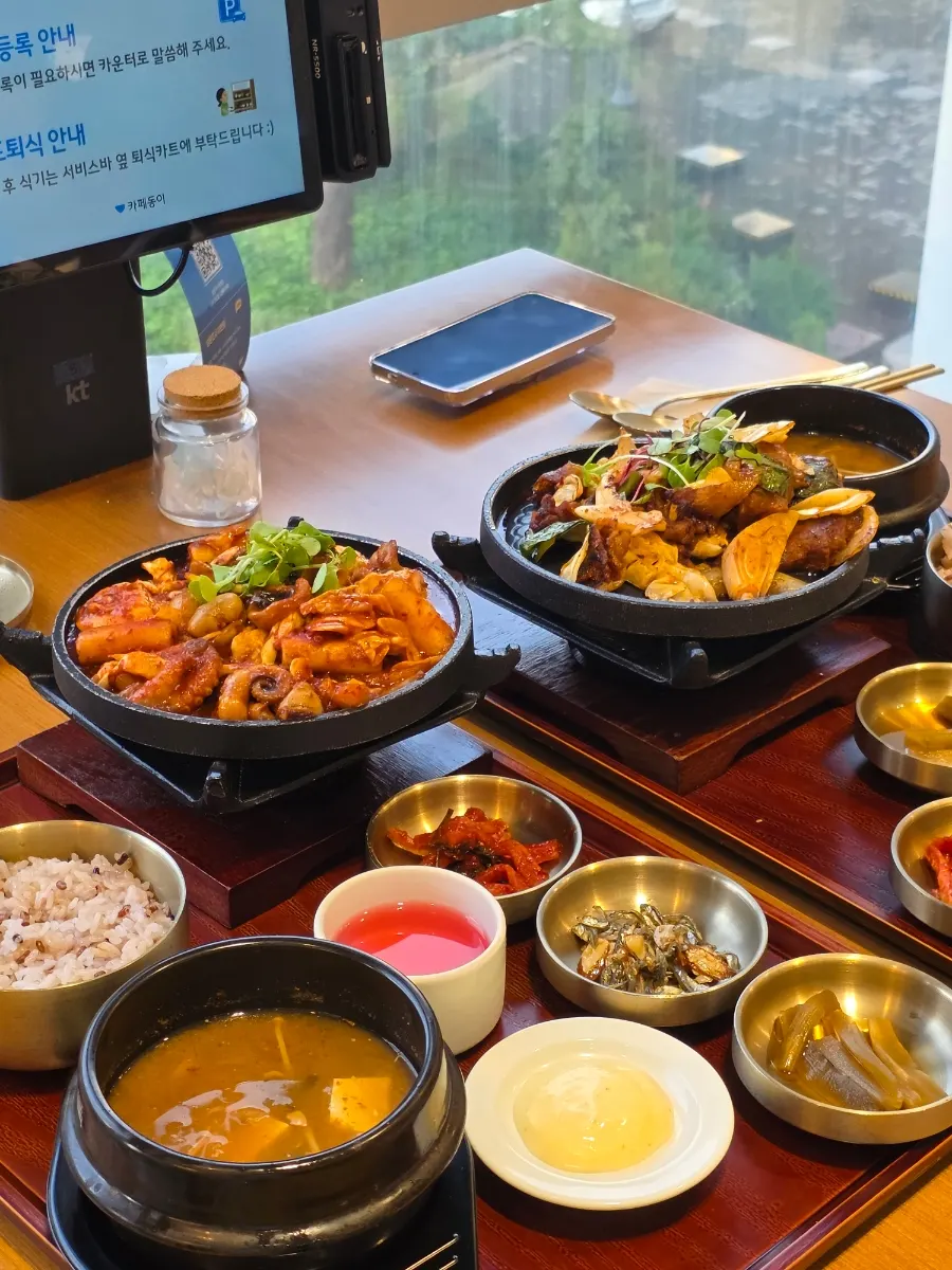 1인 화로에 올려 나온 제육볶음과 쭈꾸미 밥상