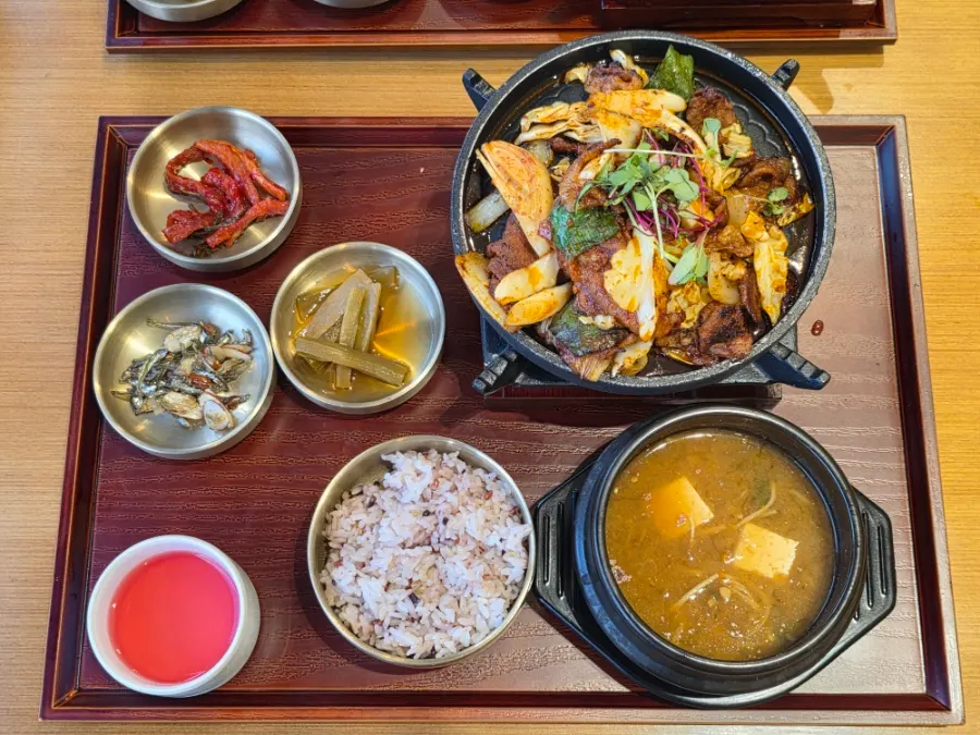1인상으로 차려진 카페동이 화로 제육볶음 밥상