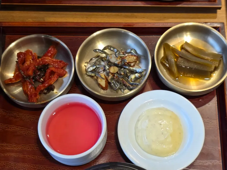 반찬 세 가지와 마요소스가 곁들여진 밥상