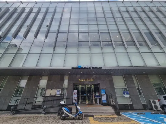 Entrance of Cafe Dongi Yeungnam University Art Center Branch