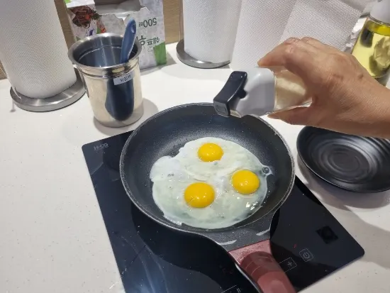 Self-bar with fried egg and five-grain rice