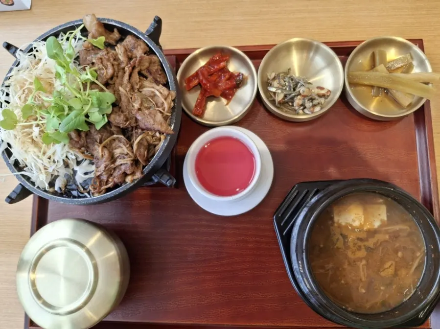 Table setting for the solo-brazier grilled pork set