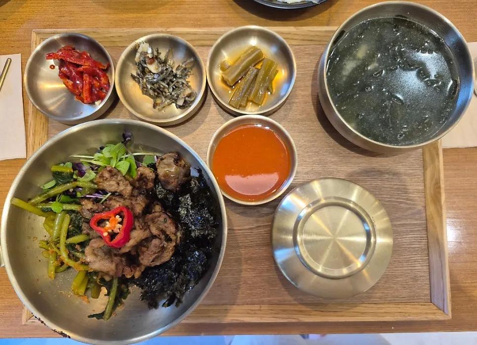 A full serving of bulgogi yeolmu bibimbap