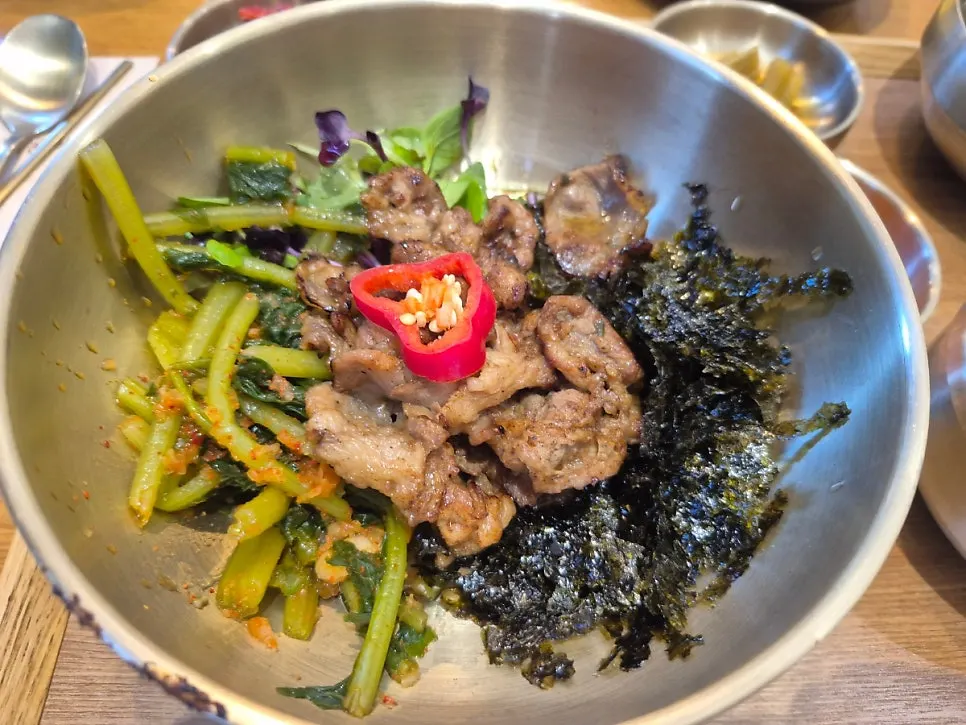 Bulgogi yeolmu bibimbap mixed together