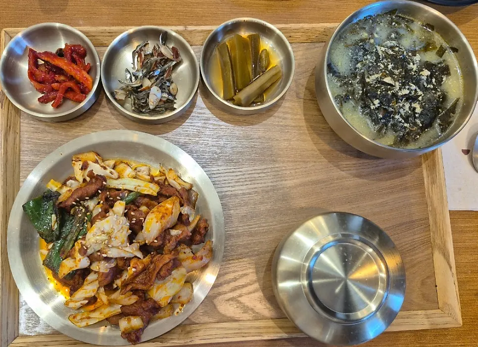 Jeyuk bokkeum ordered by my daughter, full table setting