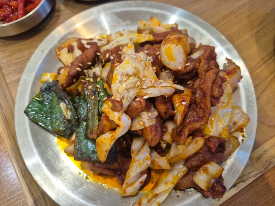 Jeyuk bokkeum served with seaweed soup