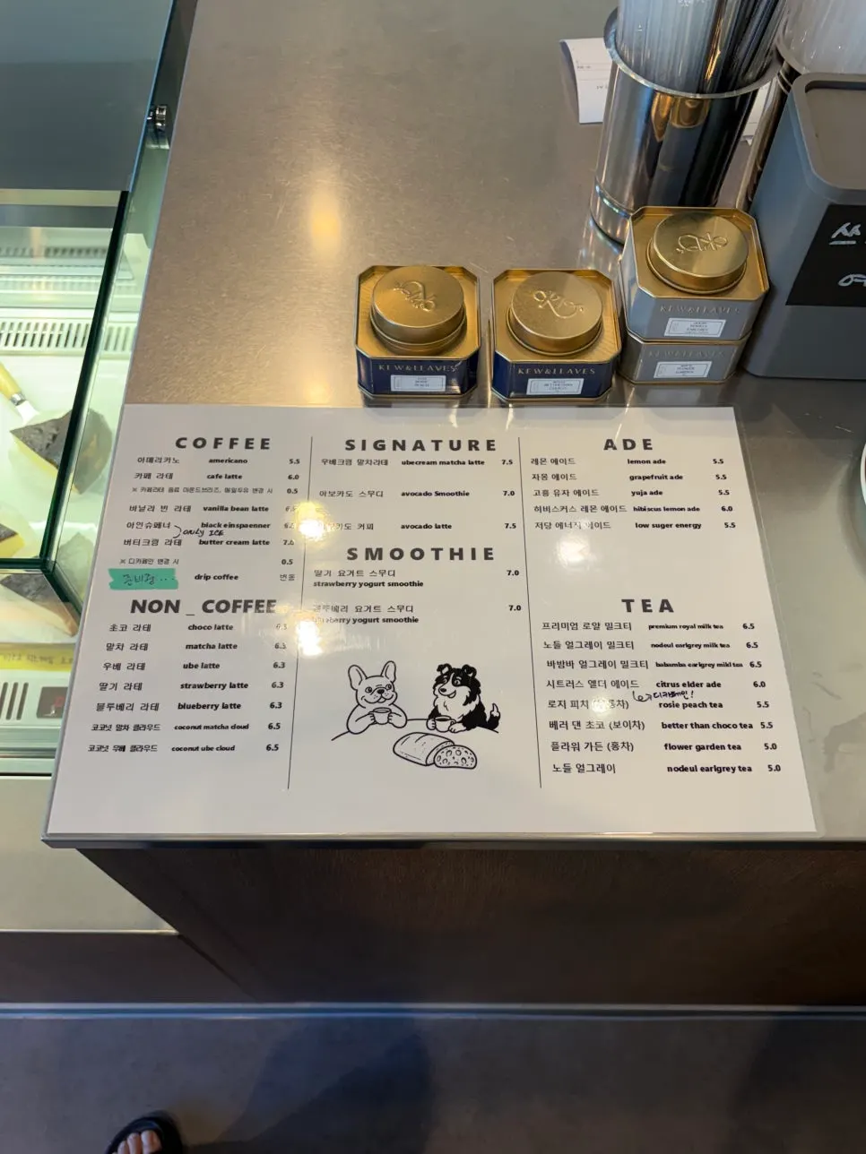 กำแพงป้อมซูวอนฮวาซองมองจากหน้า Caffeine Focus