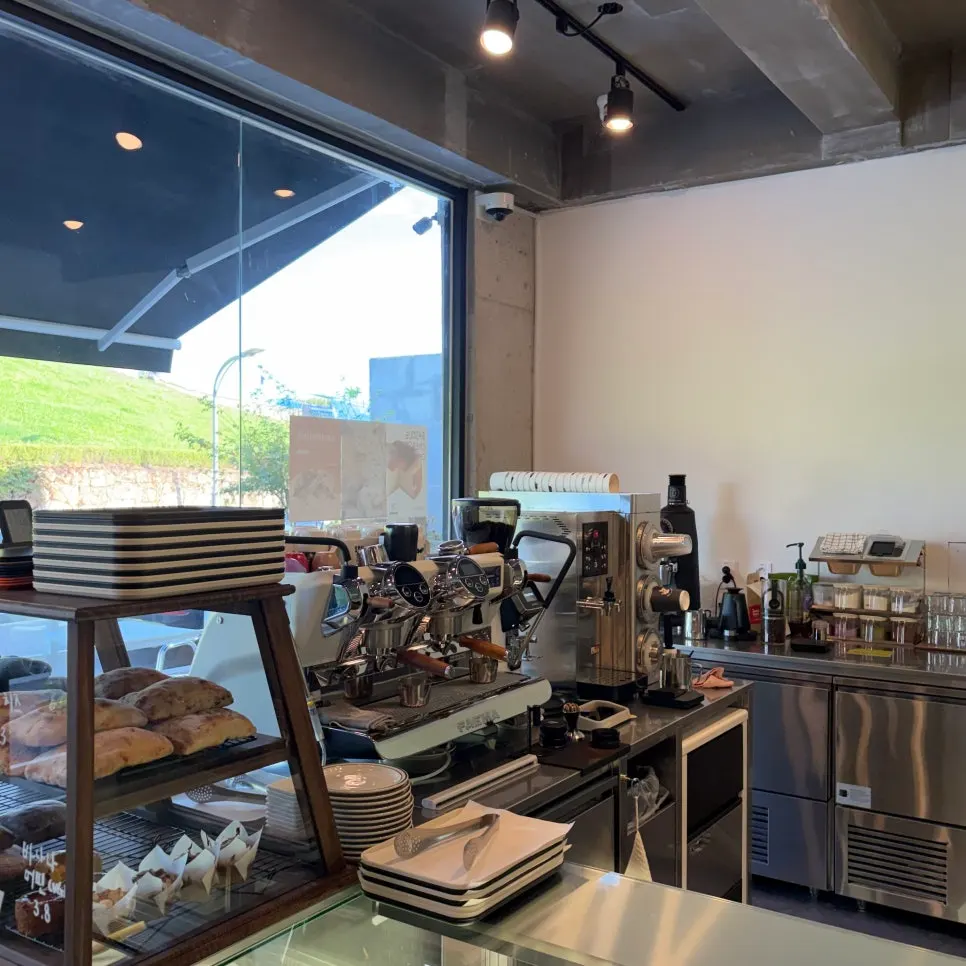 ท้องฟ้าแจ่มใสและกำแพงป้อมในวันที่ไปเยือน Caffeine Focus