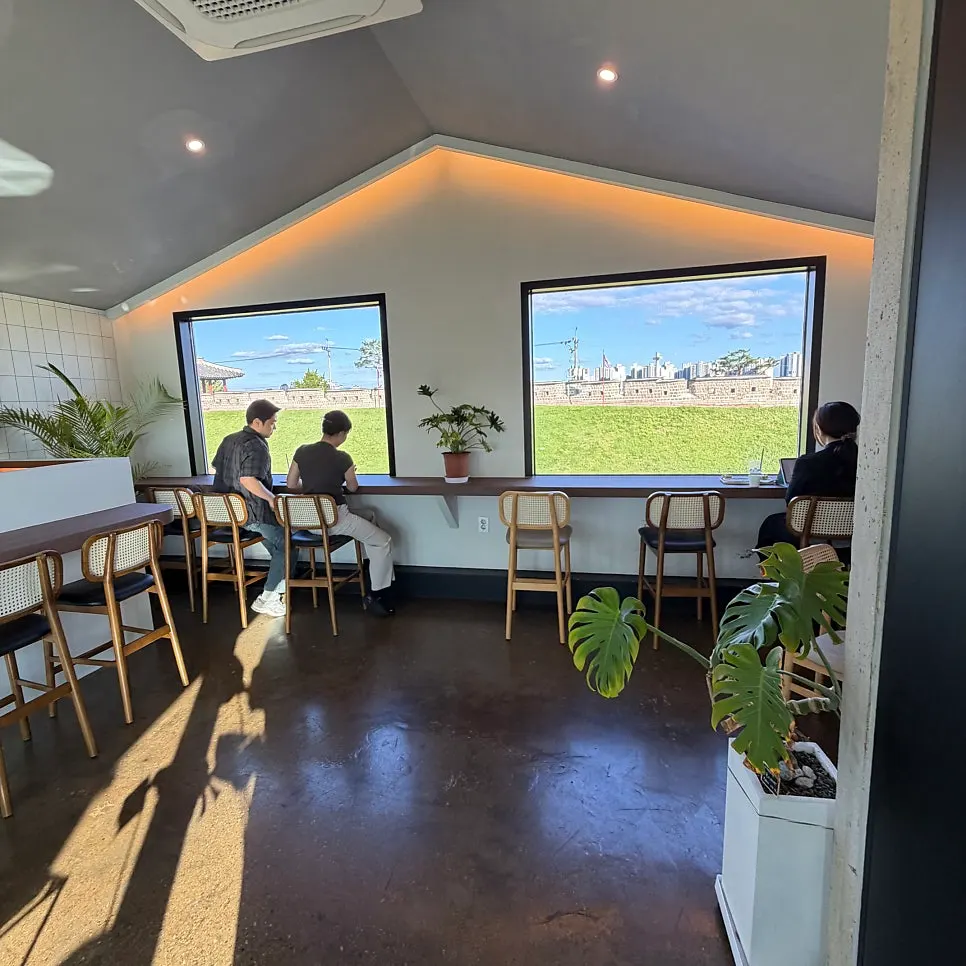 ที่นั่งริมหน้าต่างบานใหญ่ชั้น 3 ของ Caffeine Focus
