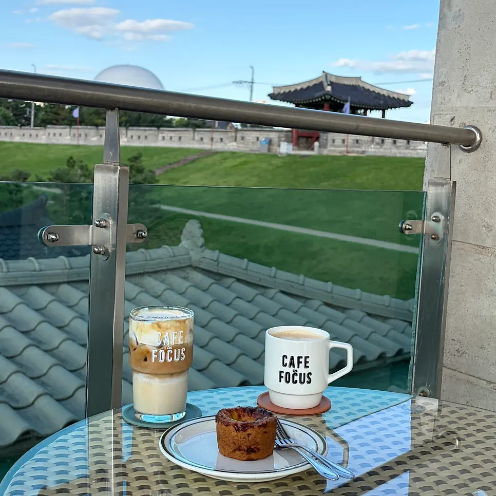 สนามหญ้าเขียวและกำแพงป้อมมองจากริมหน้าต่างชั้น 3