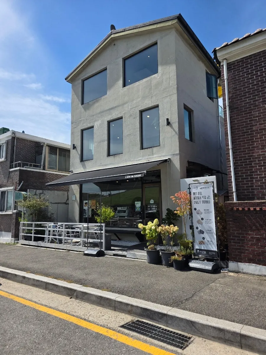 Exterior of Caffeine Focus in Haenggung-dong, Suwon