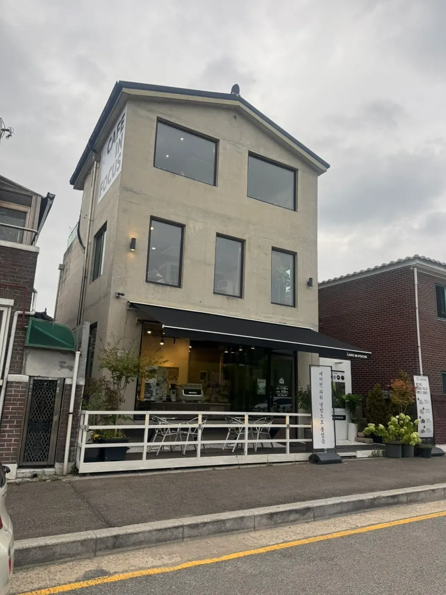 행궁동 대형 카페 카페인포커스 단독건물 외관