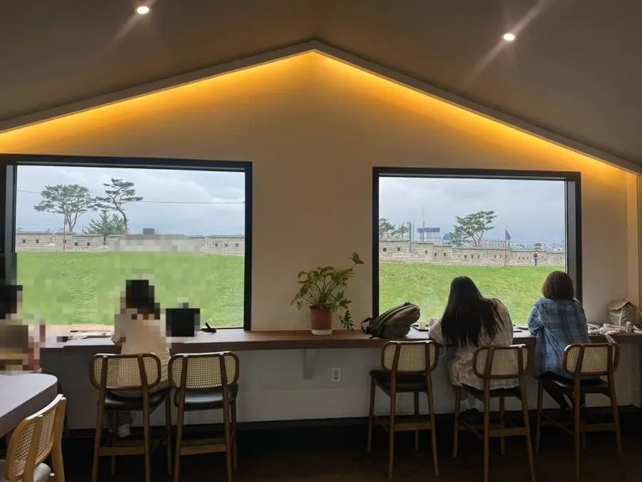 카페인포커스 야외 테라스 좌석