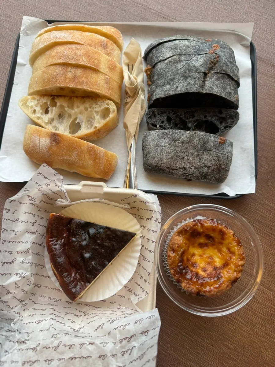 치아바타와 에그스콘, 바스크 치즈케이크 테이블 세팅