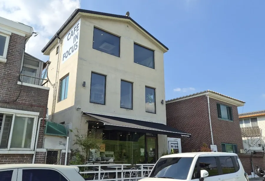 Main image of Caffeine Focus, a fortress-view café in Haenggung-dong, Suwon