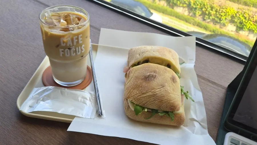 A café latte ordered as decaf