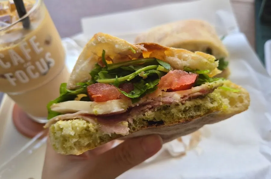 Cross-section of the sandwich with jambon, mozzarella and arugula