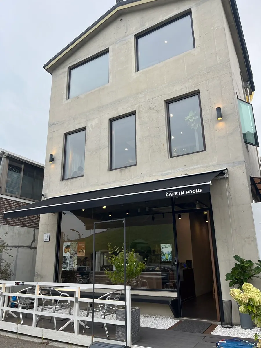 수원 행궁동 성곽 옆 카페인포커스 건물 외관