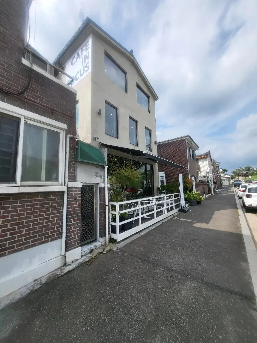 3階建てにリノベーションされた住宅型のカフェインフォーカス外観