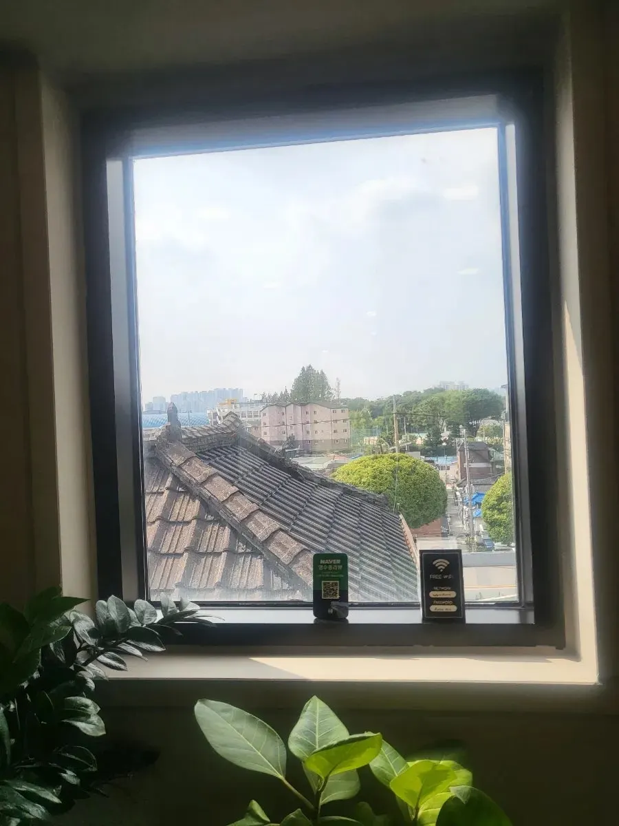 カフェインフォーカス2階の窓外に広がる村の風景
