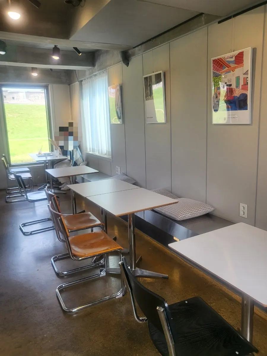 カフェインフォーカス2階の室内テーブル