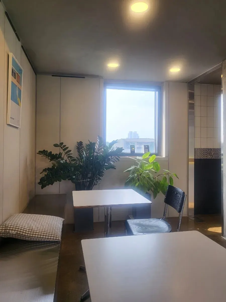 カフェインフォーカス2階の一面窓席の全景