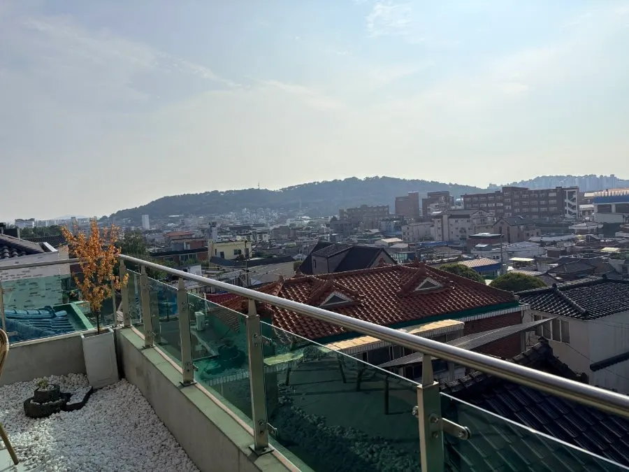 3階テラスから見える視界が開けた村の全景