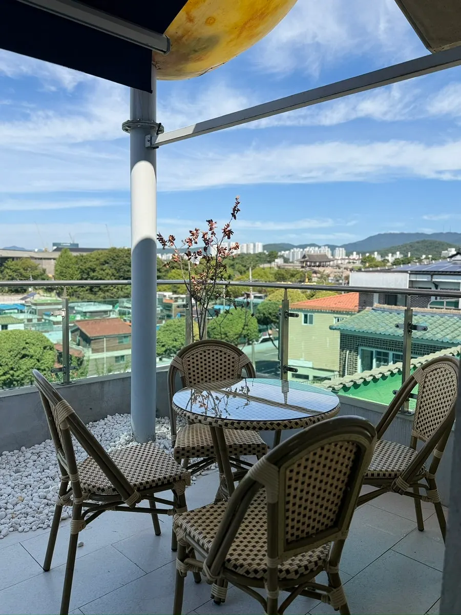 European-style table setting in the 3rd-floor terrace zone
