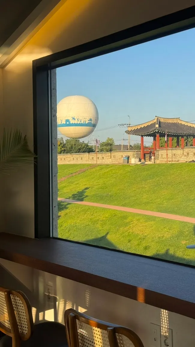 수원 행궁동 카페인포커스 외관과 주변 풍경