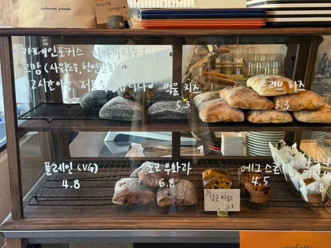 카페인포커스 빵 진열대